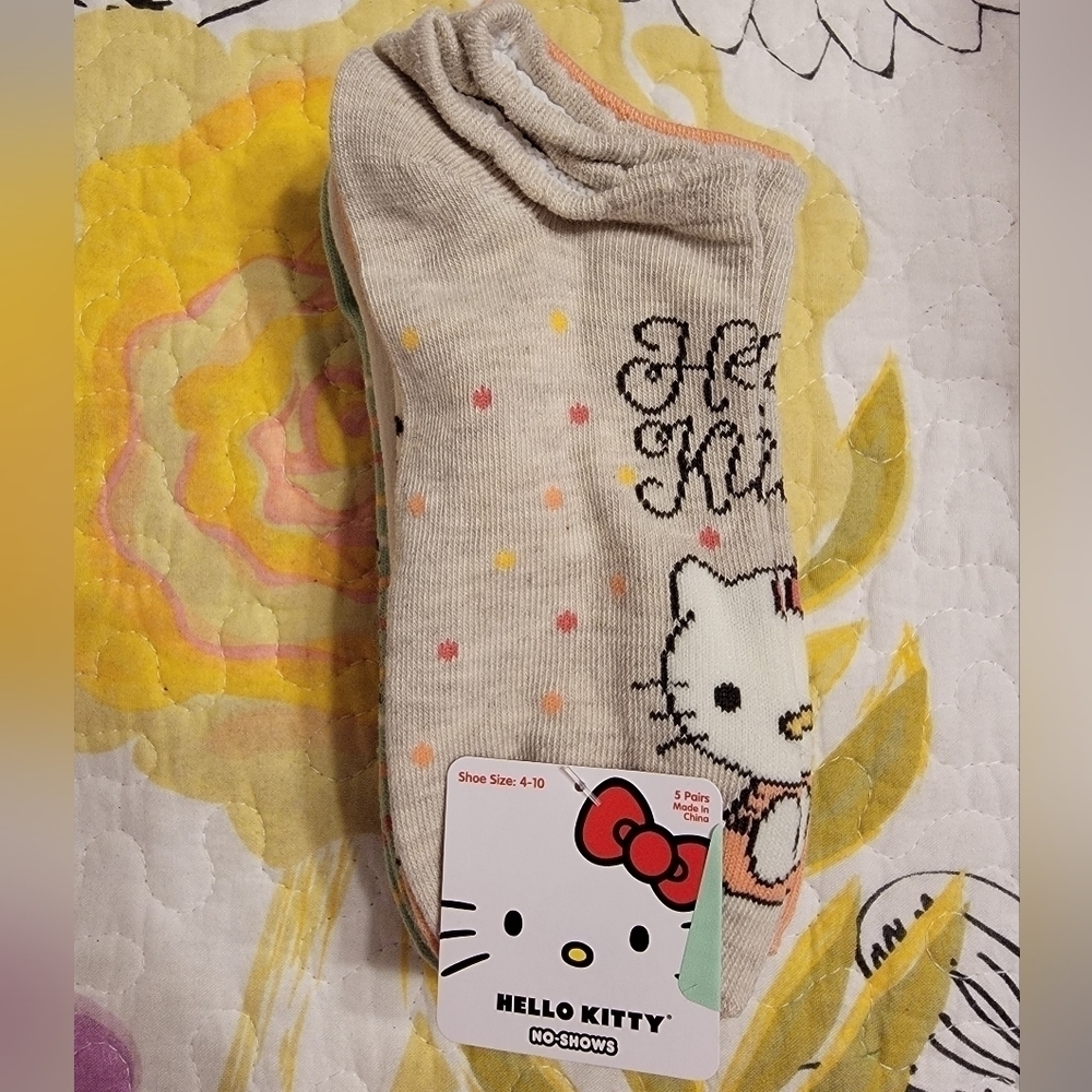 NWT 5 Pairs of Ladies Hello Kitty Socks